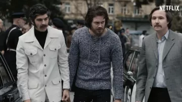 Pull porté par Clark Olofsson (Bill Skarsgård) tel que vu dans les tenues de la série télévisée Clark (saison 1)