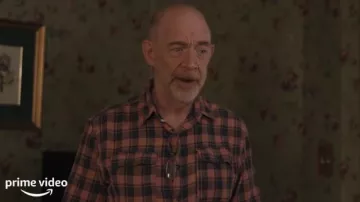 Camisa a cuadros usada por Franklin (J. K. Simmons) como se ve en el vestuario del programa de televisión Night Sky (Temporada 1)