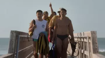 Débardeur Vuarnet porté par Noah (Joel Kim Booster) vu dans la garde-robe du film Fire Island