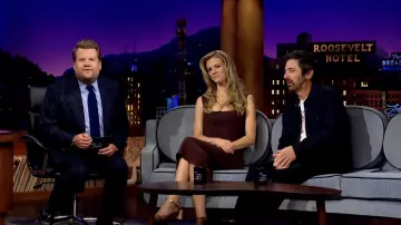 Robe bordeaux portée par Brooklyn Decker vue dans The Late Late Show avec James Corden le 26 avril 2022