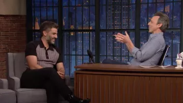 Polo a rayas usado por Oscar Isaac como se ve en Late Night with Seth Meyers el 26 de abril de 2022