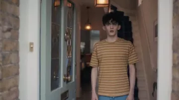 T-shirt dénudé jaune et blanc porté par Charlie Spring (Joe Locke) dans la garde-robe de la série télévisée Heartstopper (saison 1 épisode 4)