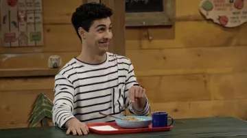 Haut rayé blanc porté par Parker Preston (Trevor Tordjman) dans BUNK’D (Saison 5 Episode 5)