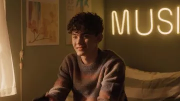 Pull rayé en laine porté par Charlie Spring (Joe Locke) vu dans la série télévisée Heartstopper (saison 1 épisode 6)