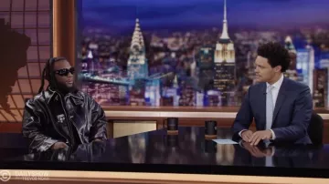 Veste en cuir portée par Burna Boy comme on le voit dans The Daily Show avec Trevor Noah le 27 avril 2022