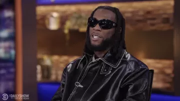 Lunettes de soleil portées par Burna Boy dans The Daily Show avec Trevor Noah le 27 avril 2022