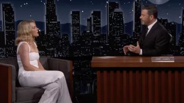 Mono blanco usado por Rhea Seehorn como se ve en Jimmy Kimmel Live! en abril 27, 2022