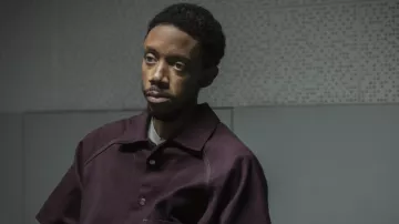 Surshirt violet porté par Jemell Rayam (Darrell Britt-Gibson) tel que vu dans les tenues de la série télévisée We Own This City (saison 1 épisode 2)