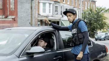 Casquette New Era portée par Jemell Rayam (Darrell Britt-Gibson) vue dans la série télévisée We Own This City (saison 1 épisode 3)