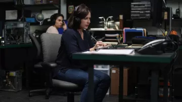 Chemisier bleu Porté par Erika Jensen (Dagmara Domińczyk) vu dans We Own This City (S01E03)
