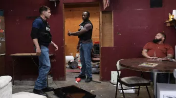 Zapatos negros usados por Wayne Jenkins (Jon Bernthal) como se ve en el vestuario de la serie de televisión We Own This City (Temporada 1 Episodio 3)