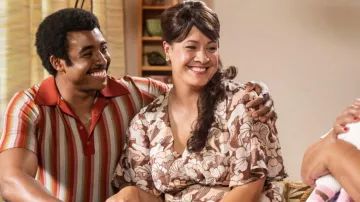 Polo rayé porté par Rocky Johnson (Joseph Lee Anderson) tel que vu dans les tenues de la série télévisée Young Rock (saison 2 épisode 7)
