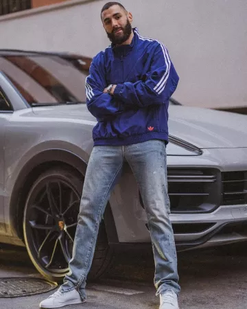 La chaqueta de chándal azul adidas que lució Karim Benzema en su cuenta de Instagram @karimbenzema