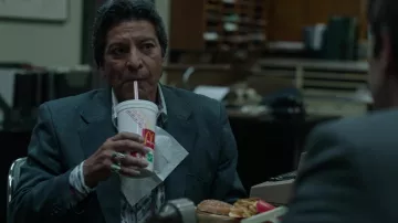 Bagues portées par Bill Taba (Gil Birmingham) telles que vues dans les tenues de la série télévisée Under the Banner of Heaven (saison épisode 1)