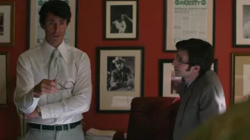 Cravate imprimée portée par Robert Evans (Matthew Goode) telle que vue dans la série télévisée The Offer (saison 1 épisode 1)