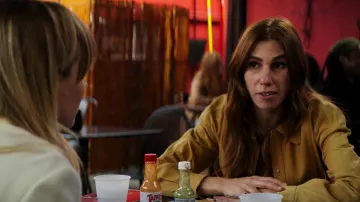 Chaqueta de camisa amarilla usada por Ani Mouradian (Zosia Mamet) como se ve en la serie de televisión The Flight Attendant (S02E04)