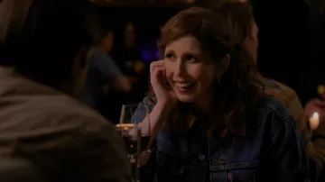 Levi’s Denim Jacket porté par Joanna Gold (Vanessa Bayer) comme on le voit dans les tenues de la série télévisée I Love That for You (Saison 1 Episode 1)