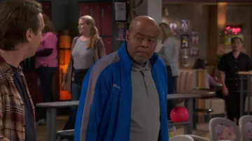 Veste de piste Blue Puma portée par Archie (Chi McBride) comme on le voit dans la garde-robe de la série télévisée How We Roll (saison 1 épisode 6)