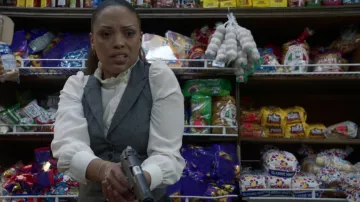 Chaqueta de chaleco usada por Danny James (Jaime Lee Kirchner) como se ve en los atuendos de la serie de televisión Bull (Temporada 6 Episodio 19)