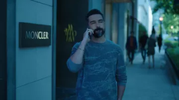 Suéter de mármol AllSaints usado por Javi Elizonndro (Alfonso Herrera) como se ve en los atuendos de la serie de televisión Ozark (Temporada 4 Episodio 8)