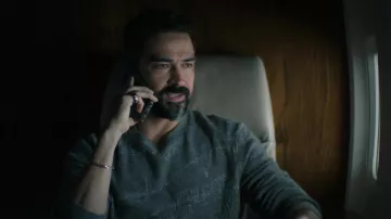 Anillo usado por Javi Elizonndro (Alfonso Herrera) como se ve en el vestuario del programa de televisión Ozark (Temporada 4 Episodio 8)