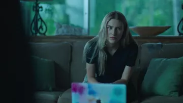 Top porté par Charlotte Byrde (Sofia Hublitz) vu dans les tenues de la série télévisée Ozark (Saison 4 Episode 9)