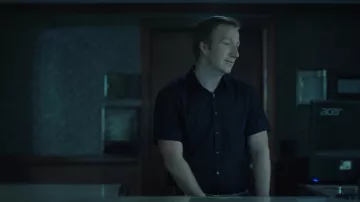 Camisa de manga corta Button Down usada por Sam Dermody (Kevin L. Johnson) como se ve en los atuendos de la serie de televisión Ozark (Temporada 4 Episodio 12)