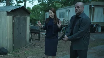 Vestido azul marino usado por Clare Shaw (Katrina Lenk) como se ve en el vestuario del programa de televisión Ozark (Temporada 4 Episodio 9)