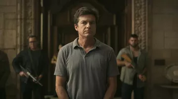 Polo gris porté par Martin 'Marty' Byrde (Jason Bateman) vu dans la série télévisée Ozark (saison 4 épisode 10)