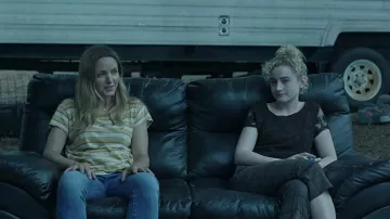 Camiseta a rayas usada por Rachel (Jordana Spiro) como se ve en el vestuario de la serie de televisión Ozark (Temporada 4 Episodio 11)
