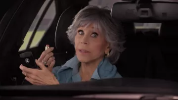 Chanel Miroir Double Facettes Mirror Duo used by Grace Hanson (Jane Fonda) as seen in Grace and Frankie (S07E10)