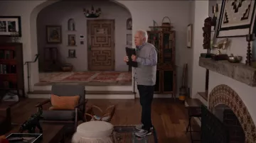 Zapatos deportivos New Balance usados por Robert Hanson (Martin Sheen) como se ve en el programa de televisión Grace and Frankie (Temporada 7 Episodio 13)