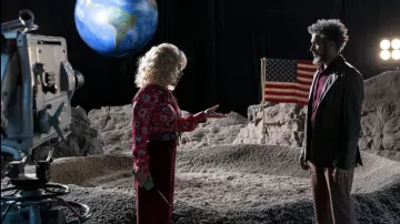 Chemise imprimée portée par Debi Mazar comme on le voit dans les tenues de la série télévisée The Pentaverate (saison 1)