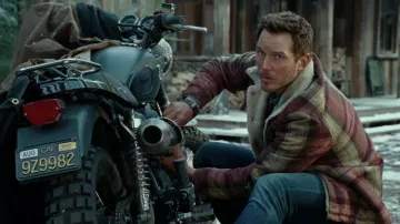 Chaqueta Sherpa Plaid usada por Owen Grady (Chris Pratt) como se ve en el vestuario de la película Jurassic World Dominion