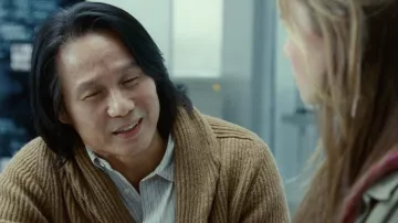 Camel Cardigan usado por el Dr. Henry Wu (B.D. Wong) como se ve en Jurassic World Dominion