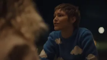 Suéter azul nube usado por Stargirl Caraway (Grace VanderWaal) como se ve en Hollywood Stargirl