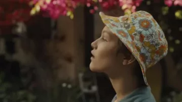 Sombrero de cubo con estampado floral usado por Stargirl Caraway (Grace VanderWaal) como se ve en Hollywood Stargirl