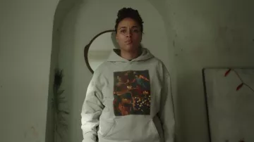 Denim Tears Hoodie porté par Natasha (Michelle de Swarte) comme on le voit dans les tenues de la série télévisée The Baby (saison 1 épisode 2)