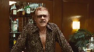 Gafas de sol usadas por Jerry Buss (John C. Reilly) como se ve en Winning Time: The Rise of the Lakers Dynasty (Temporada 1 Episodio 9)