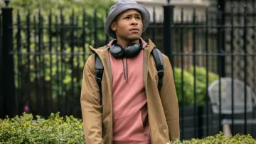 Veste brune portée par David Roberts (Jarell Maximillian Sullivan) telle que vue dans les tenues de la série télévisée 61st Street (saison 1)
