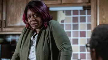 Cardigan vert porté par Norma Johnson (Andrene Ward-Hammond) vu dans la série télévisée 61st Street (saison 1)