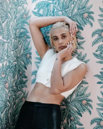 White Fur Crop Cardigan usado por Sophia Ali para @authoritymagazine y en su cuenta de Instagram @sophiatali