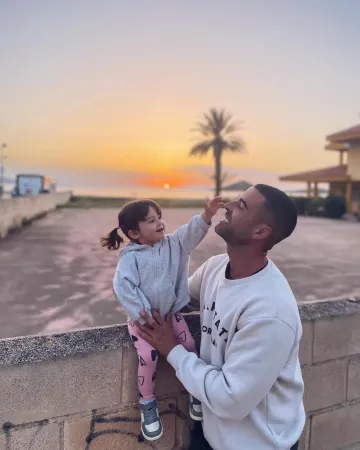 Ramon Alba's white sweatshirt on his Instagram account @raemonalba