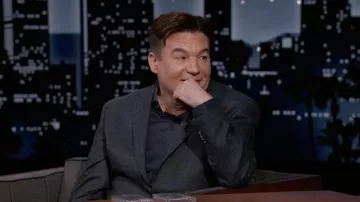 Dark Grey Suit Blazer Jacket porté par Mike Myers comme vu dans Jimmy Kimmel Live!
