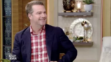 Chemise à carreaux rouge portée par Chris O’Donnell vue en DIRECT avec Kelly et Ryan