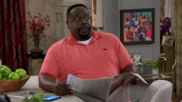 Polo rose Lacoste porté par Calvin (Cedric the Entertainer) vu dans la garde-robe de la série télévisée The Neighborhood (saison 4 épisode 19)