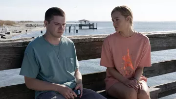 T-shirt rose Paris porté par Michelle Carter (Elle Fanning) vu dans The Girl From Plainville (S01E08)