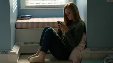 Pull à côtes vertes porté par Michelle Carter (Elle Fanning) tel que vu dans les tenues de la série télévisée The Girl From Plainville (saison 1 épisode 8)