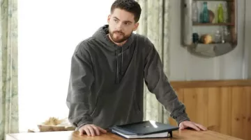 Sudadera con capucha gris usada por Asher Adams (Cody Christian) como se ve en los atuendos de todas las series de televisión estadounidenses (Temporada 4 Episodio 17)