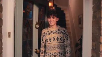 Pull imprimé porté par Charlie Spring (Joe Locke) dans les tenues de la série télévisée Heartstopper (saison 1 épisode 2)